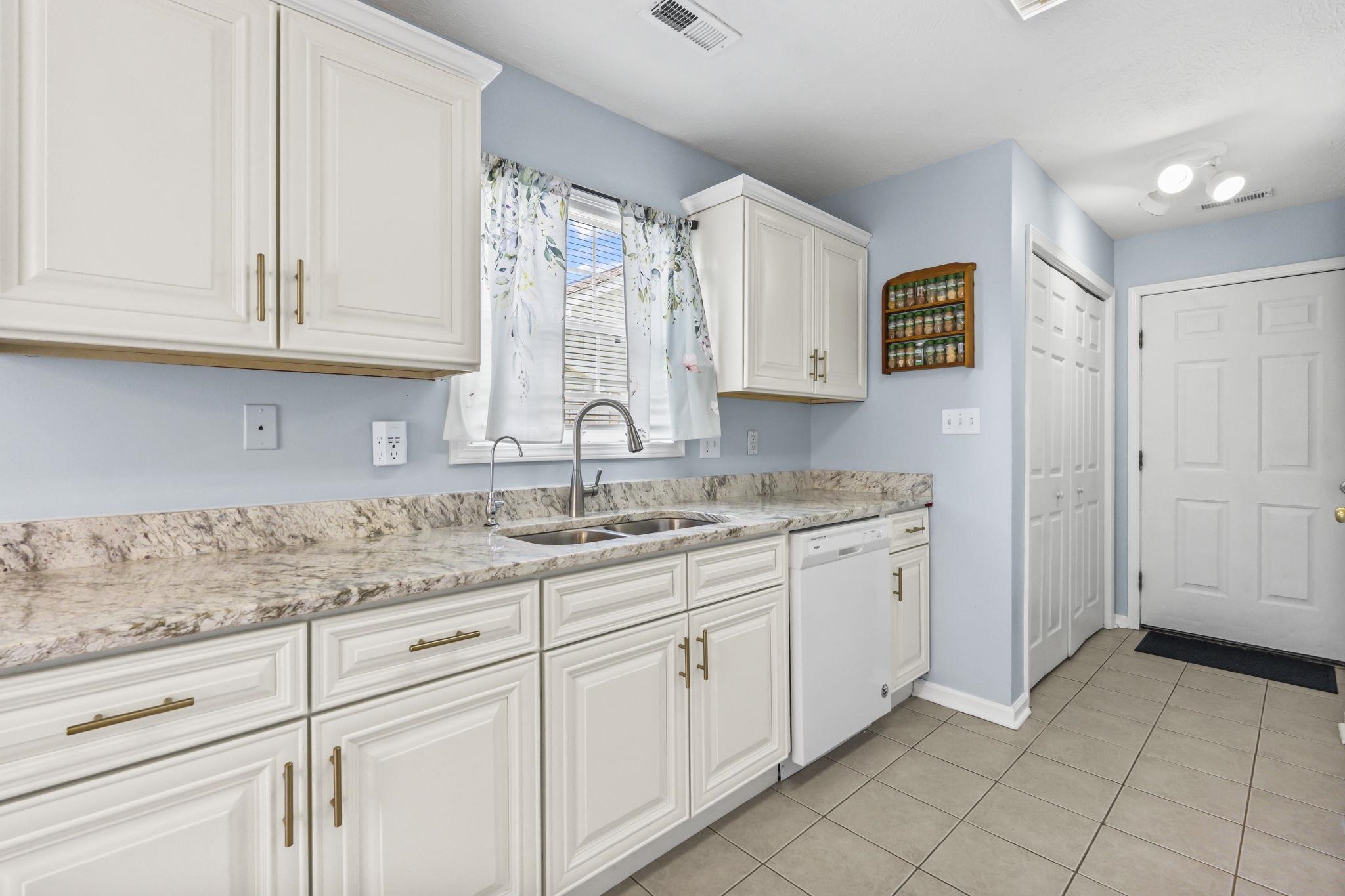 1004 Autumn Drive Murrells Inlet, SC 29576 - Photo 5 of 54 Gallery Image 5