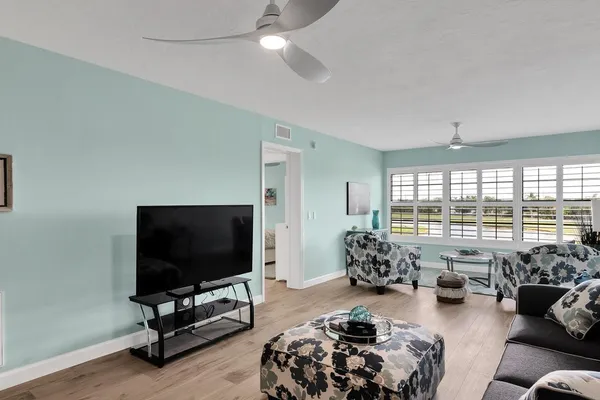 $262,500 | 33 Plantation Drive, Unit 205, Vero Beach, FL 32966