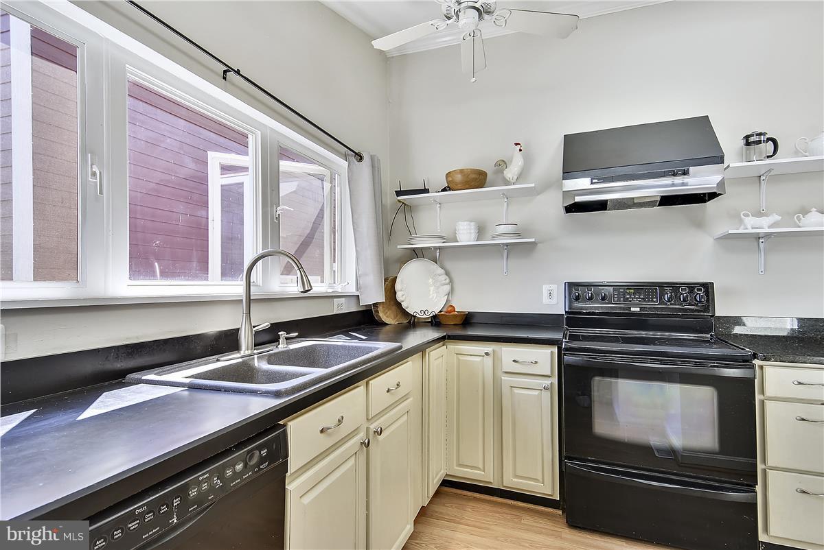 13654 Wilt Store Road Leesburg, VA 20176 - Photo 10 of 30 Kitchen
