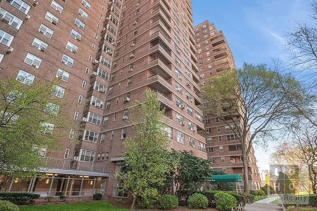 $585,000 | 575 Grand Street, Unit E1004 | Lower East Side