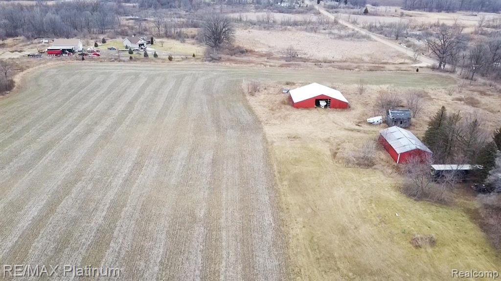 7033 Hartland Road Fenton, MI 48430 - Photo 4 of 8