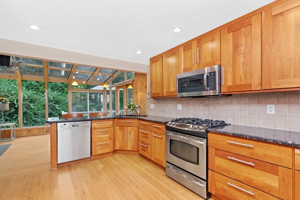 86 Parker Road Framingham, MA 01702 - Photo 6 of 30 Gallery Image 6