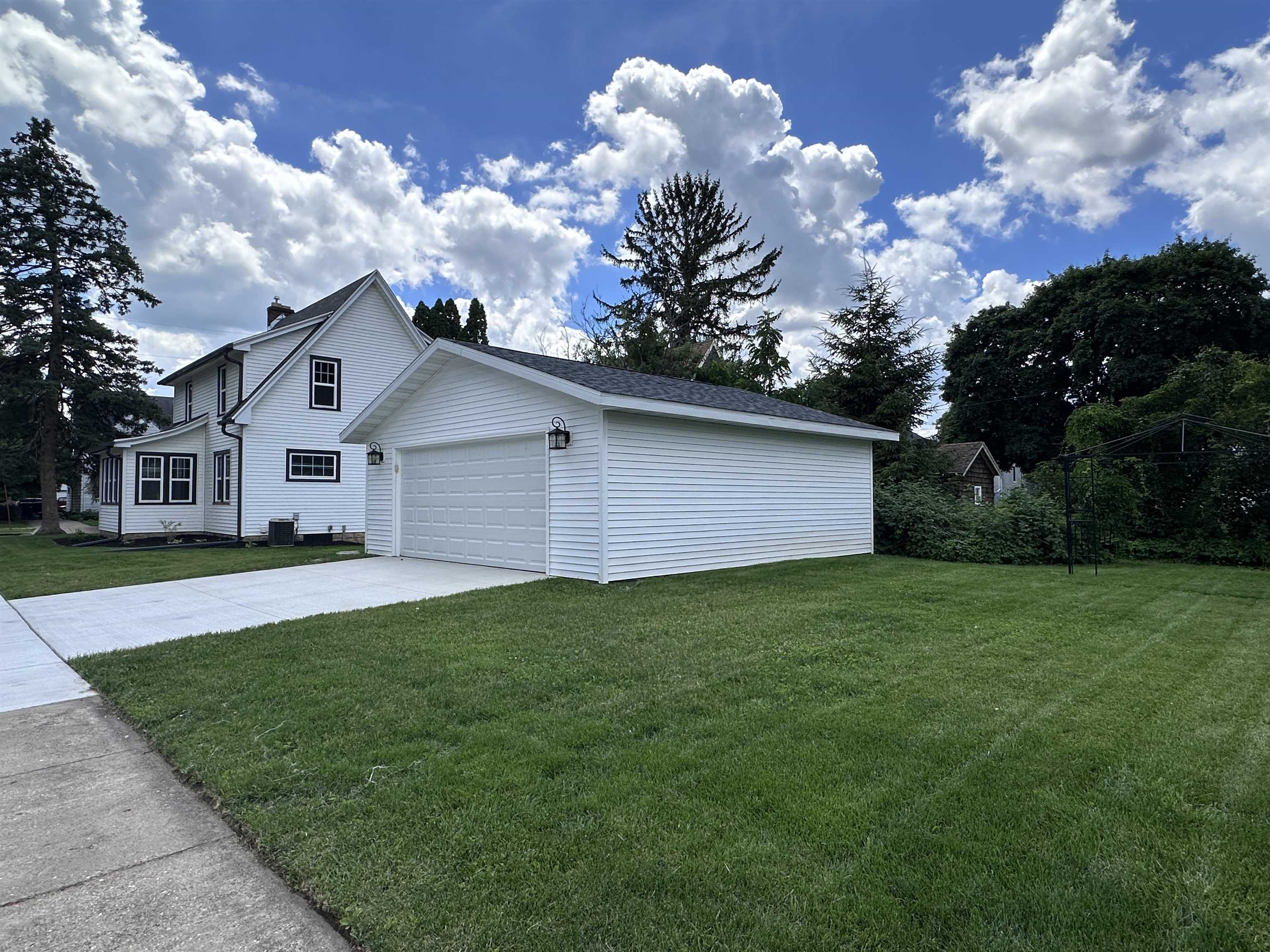 1221 Grace Street Janesville, WI 53545 - Photo 2 of 61