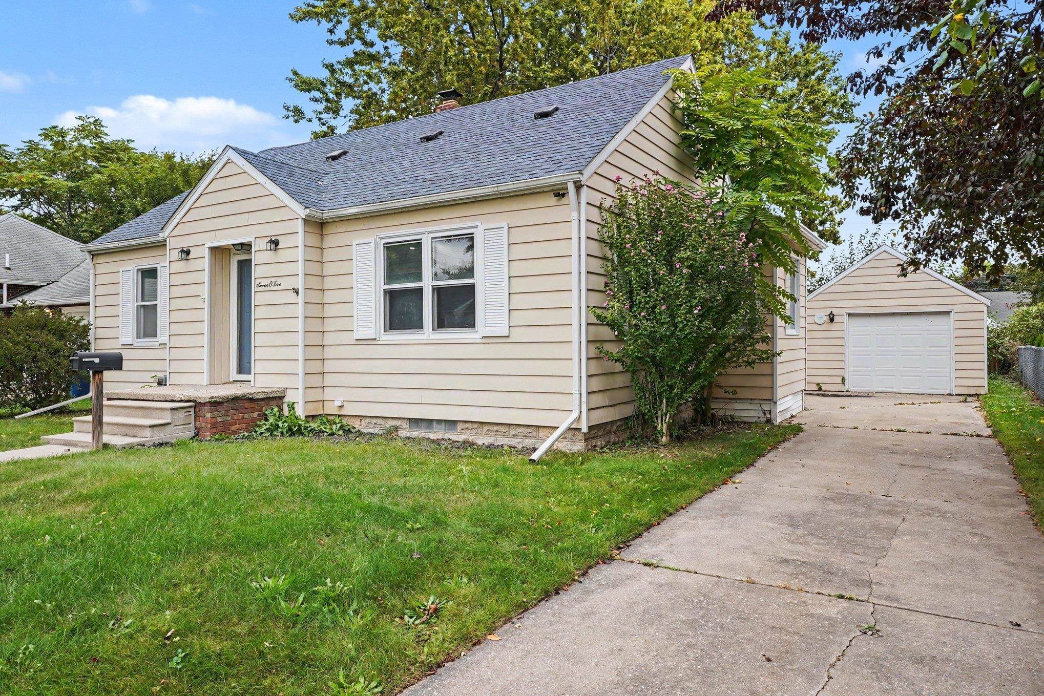 705 South Hampton Street Bay City, MI 48708 - Photo 3 of 17 Gallery Image 3