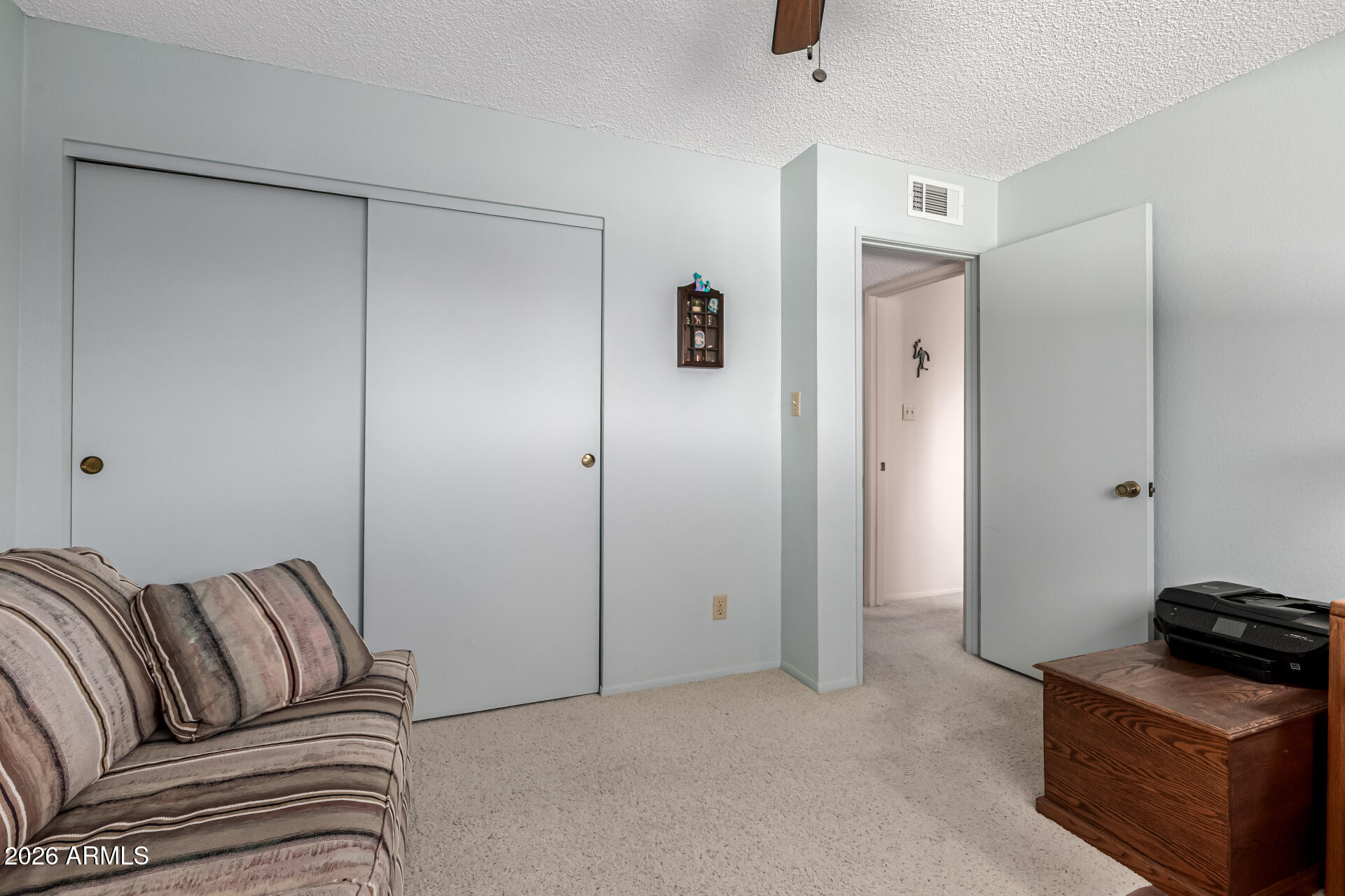 5525 East Thomas Road, Unit O8 Phoenix, AZ 85018 - Photo 19 of 32 a living room with a couch and a stove top oven