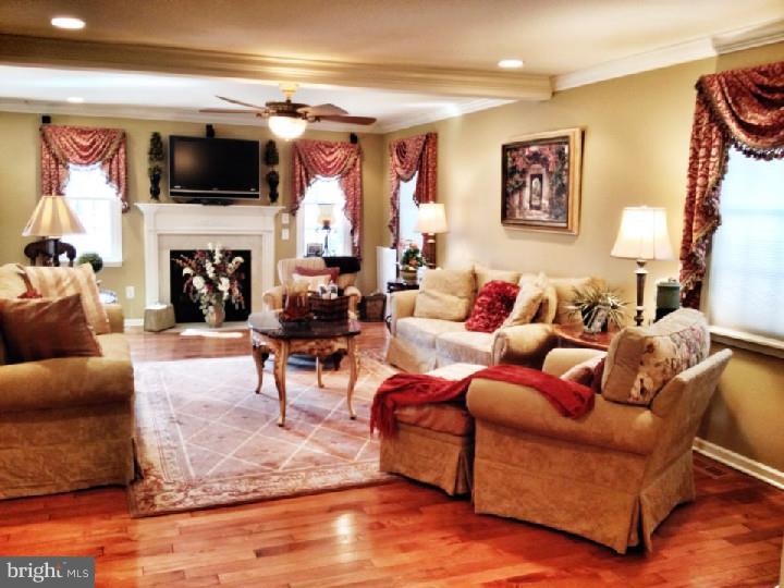 132 Silver Lake Drive Clementon, NJ 08021 - Photo 3 of 25 Living Room