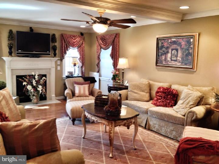 132 Silver Lake Drive Clementon, NJ 08021 - Photo 4 of 25 Living Room