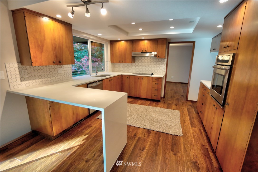 9014 Ridgeview Circle West University Place, WA 98466 - Photo 3 of 25 Gallery Image 3