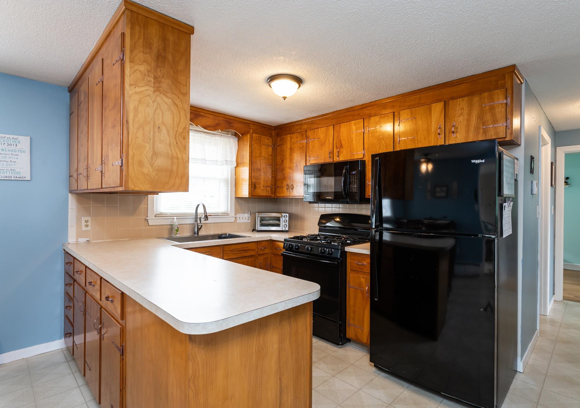 3 Barnesdale Road Nashua, NH 03062 - Photo 6 of 40 Gallery Image 6