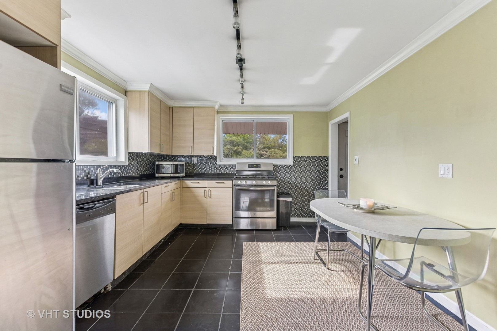 21W534 Bemis Road Glen Ellyn, IL 60137 - Photo 3 of 22 Gallery Image 3