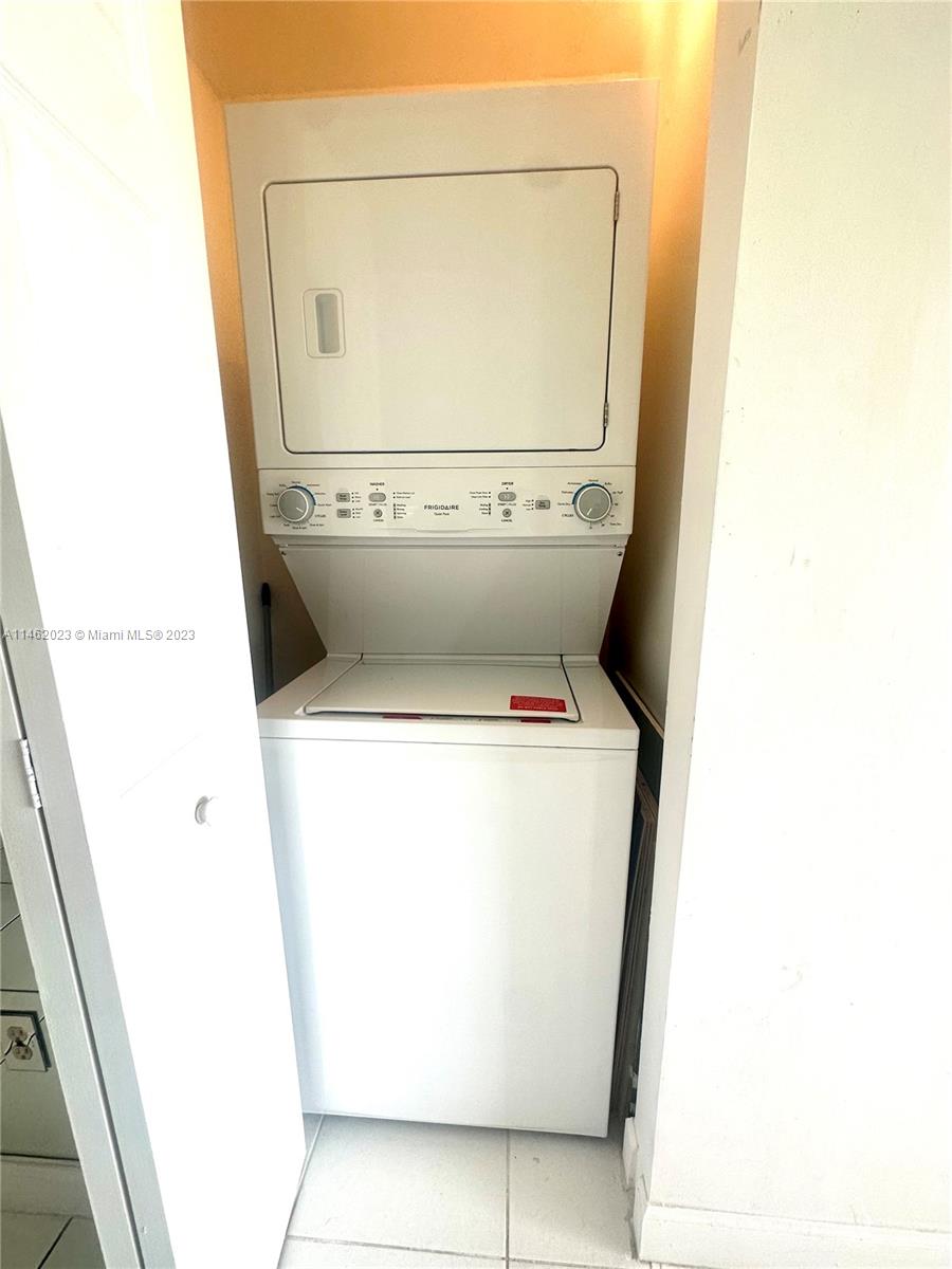2580 West 67th Place, Unit 1011 Hialeah, FL 33016 - Photo 8 of 23 a utility room with dryer and washer