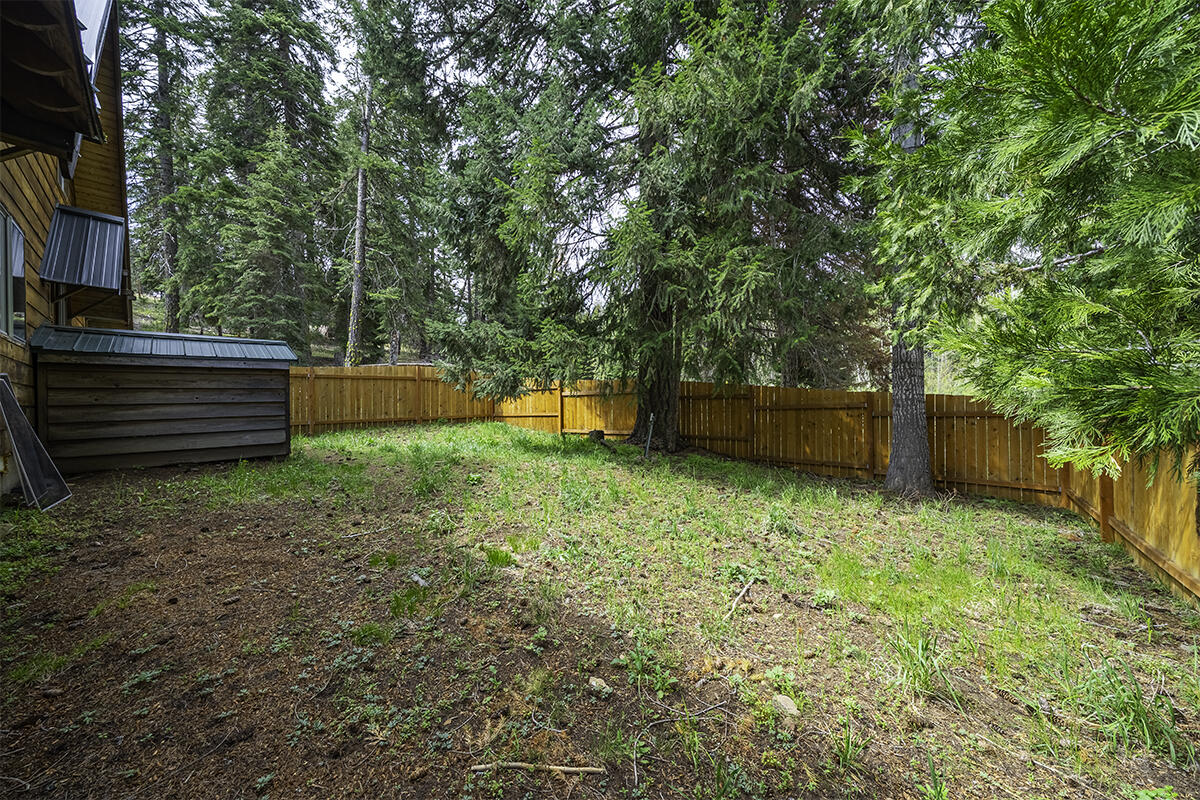 7550 Hyatt Prairie Road Ashland, OR 97520 - Photo 33 of 37 a backyard of a house with a yard and tree