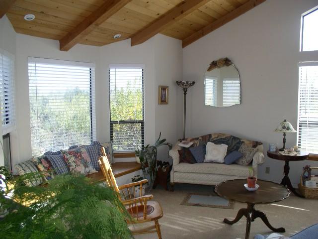 14852 Cloverdale Road Anderson, CA 96007 - Photo 4 of 12 Living Room