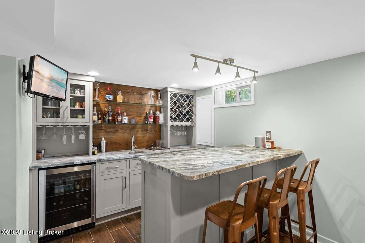 508 Emery Road Louisville, KY 40206 - Photo 28 of 41 Great entertaining wet bar in lower level