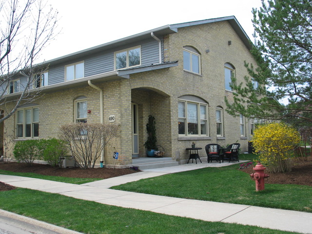 690 Lyster Road Highwood, IL 60040 - Photo 1 of 25 a front view of a house with garden