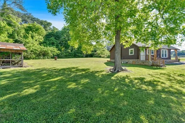 a view of a house with a yard