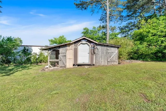 a view of a house with backyard and garden
