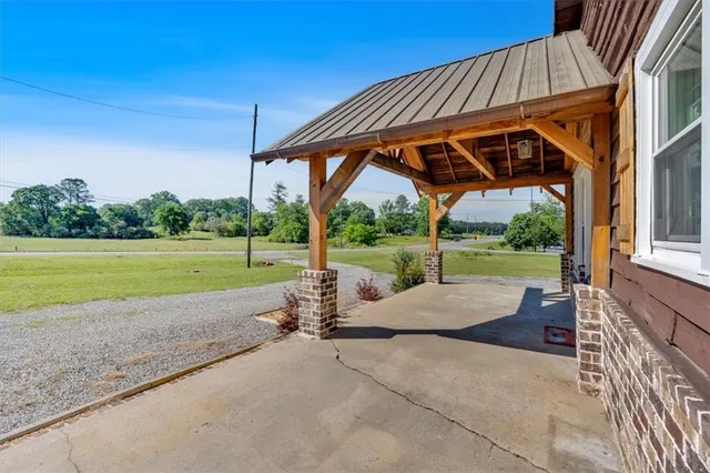 a view of a house with backyard and a backyard