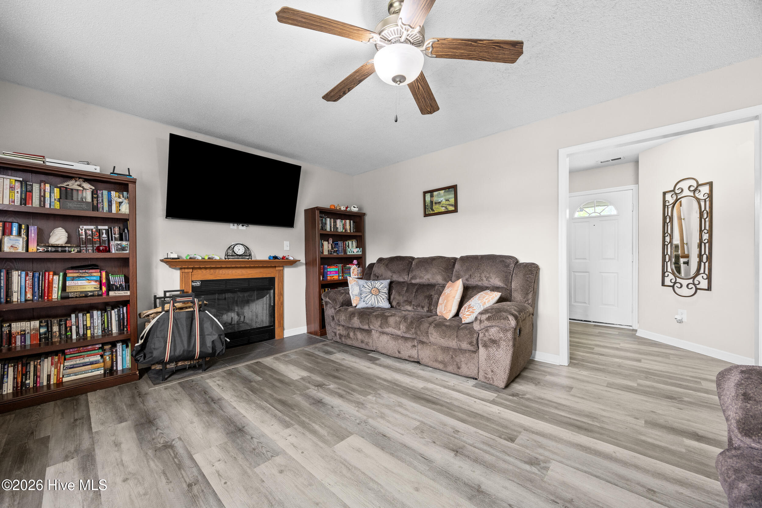 316 Mann Street Hubert, NC 28539 - Photo 14 of 54 14_living room