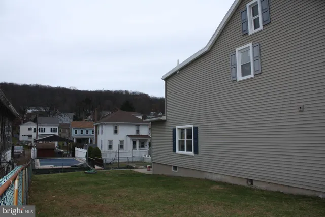 a view of house with a yard