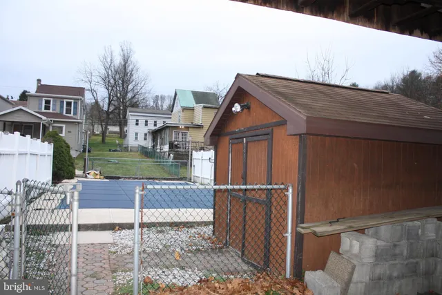a view of a house with backyard