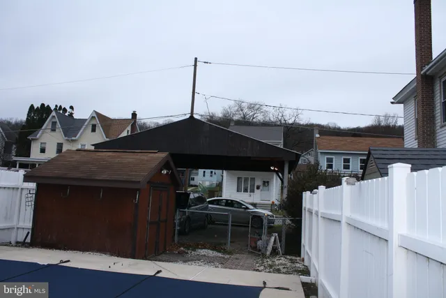 a view of multiple houses with a yard