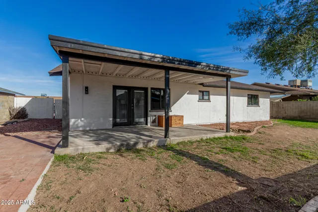 a view of a backyard