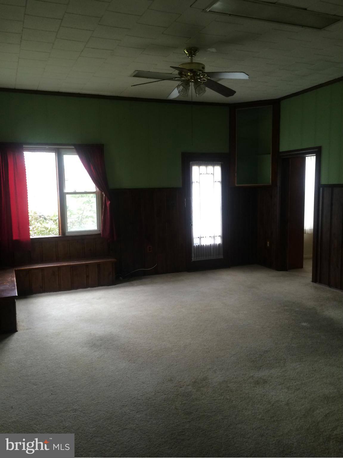 1118 Haverhill Road Baltimore, MD 21229 - Photo 5 of 19 Family Room w10' Ceilings & Fan