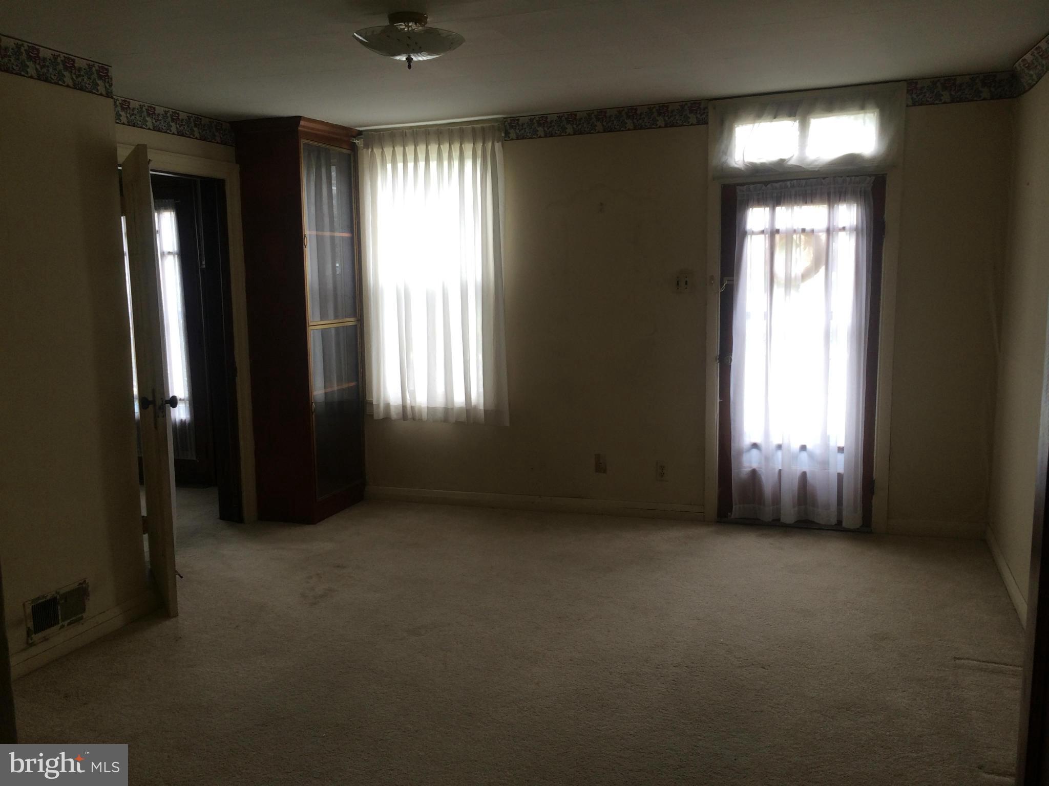 1118 Haverhill Road Baltimore, MD 21229 - Photo 10 of 19 Living Room