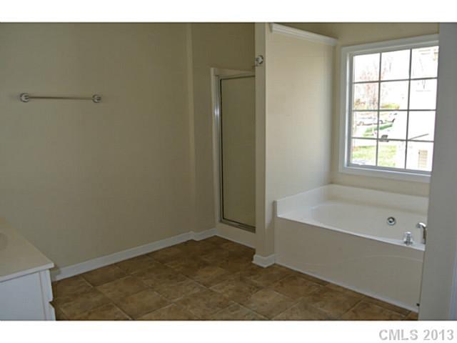 11406 Erwin Ridge Avenue Charlotte, NC 28213 - Photo 13 of 16 a bathroom with a bathtub