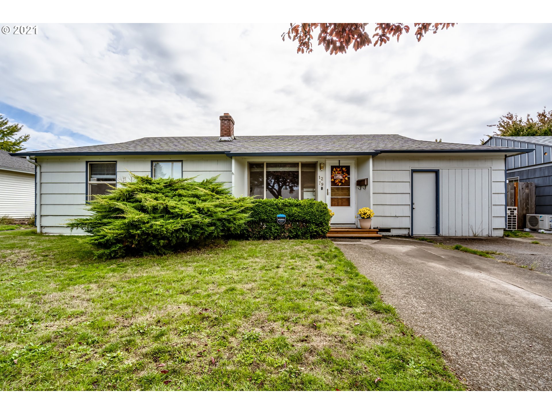 1279 Olympic Street Springfield, OR 97477 - Photo 2 of 31