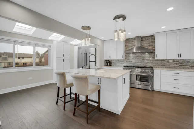 $398,000 | 8202 Gruener Court, Unit 8202, Palos Hills, IL 60465