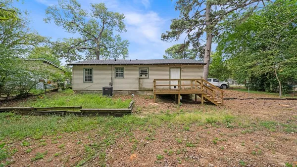 a view of a house with backyard