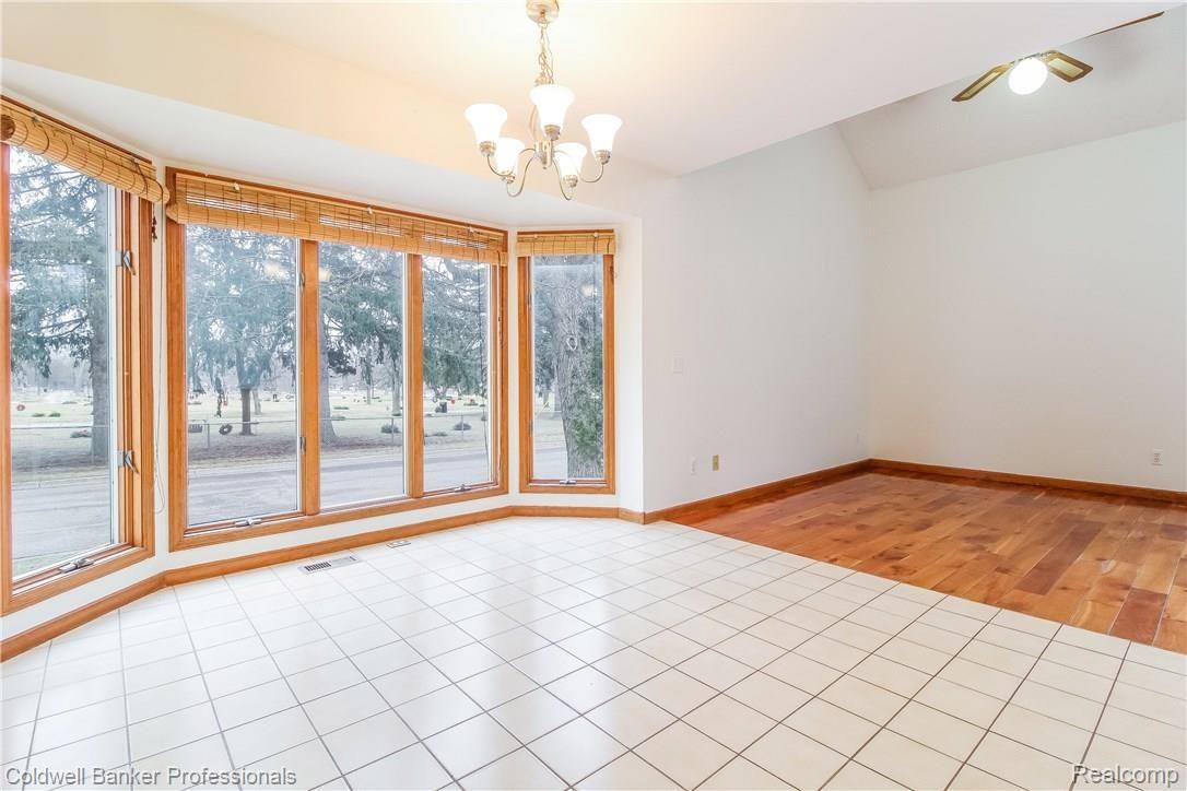 008-Dining_Room-5245181-large.jpg