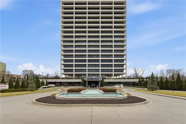 $1,045,000 | 700 West 31st Street, Unit 1502, Kansas City, MO 64108