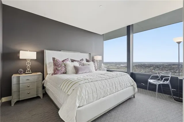 $1,045,000 | 700 West 31st Street, Unit 1502, Kansas City, MO 64108