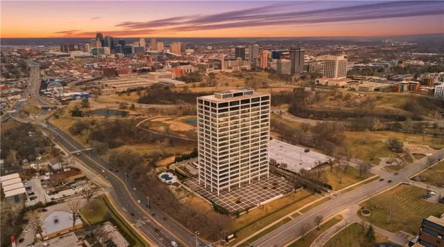 $1,045,000 | 700 West 31st Street, Unit 1502, Kansas City, MO 64108