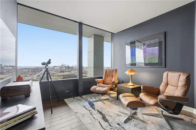 $1,045,000 | 700 West 31st Street, Unit 1502, Kansas City, MO 64108