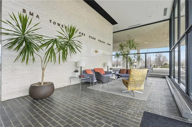 $1,045,000 | 700 West 31st Street, Unit 1502, Kansas City, MO 64108