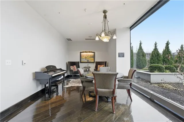 $1,045,000 | 700 West 31st Street, Unit 1502, Kansas City, MO 64108