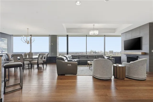 $1,045,000 | 700 West 31st Street, Unit 1502, Kansas City, MO 64108