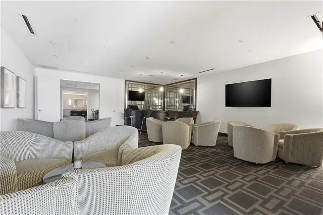 $1,045,000 | 700 West 31st Street, Unit 1502, Kansas City, MO 64108