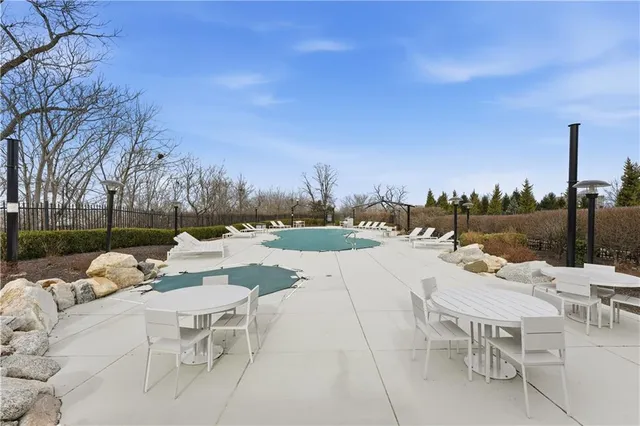 $1,045,000 | 700 West 31st Street, Unit 1502, Kansas City, MO 64108