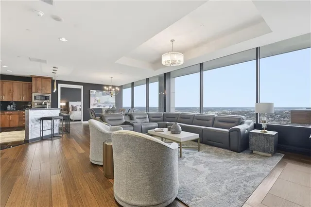 $1,045,000 | 700 West 31st Street, Unit 1502, Kansas City, MO 64108