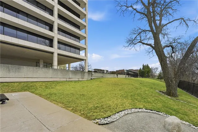 $1,045,000 | 700 West 31st Street, Unit 1502, Kansas City, MO 64108