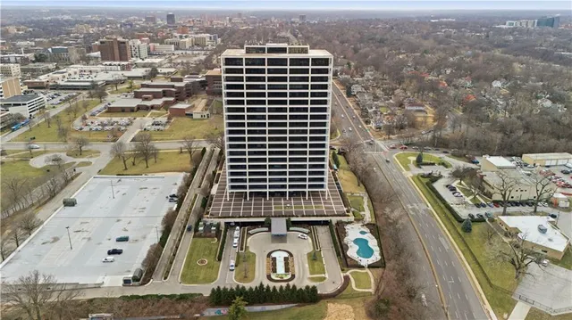 $1,045,000 | 700 West 31st Street, Unit 1502, Kansas City, MO 64108