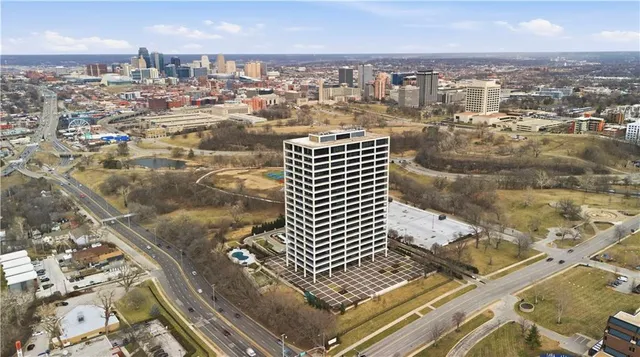 $1,045,000 | 700 West 31st Street, Unit 1502, Kansas City, MO 64108