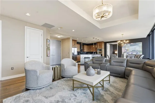 $1,045,000 | 700 West 31st Street, Unit 1502, Kansas City, MO 64108