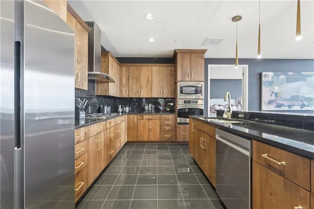 $1,045,000 | 700 West 31st Street, Unit 1502, Kansas City, MO 64108