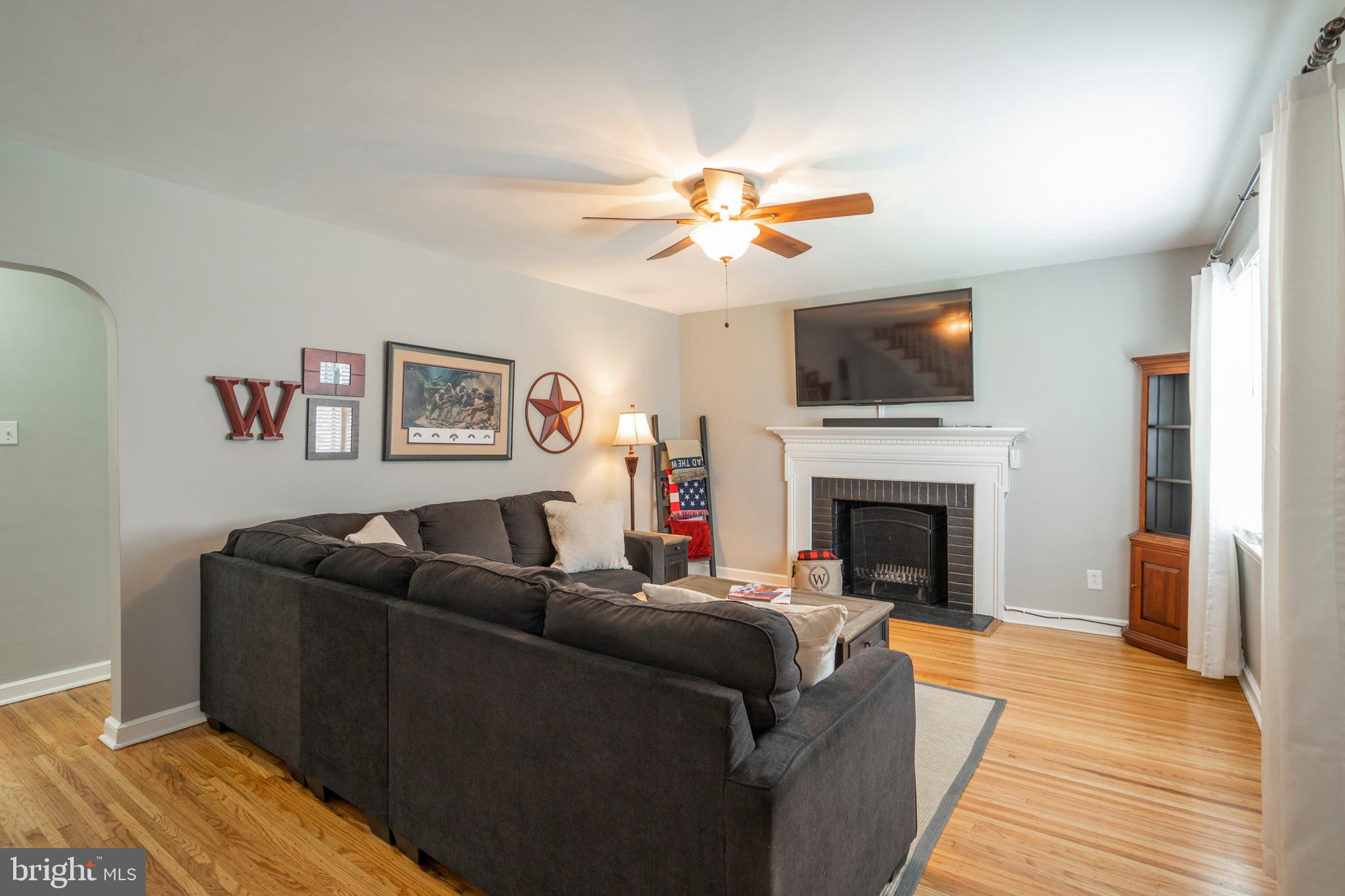 129 Glendale Road Havertown, PA 19083 - Photo 2 of 52 Living Room